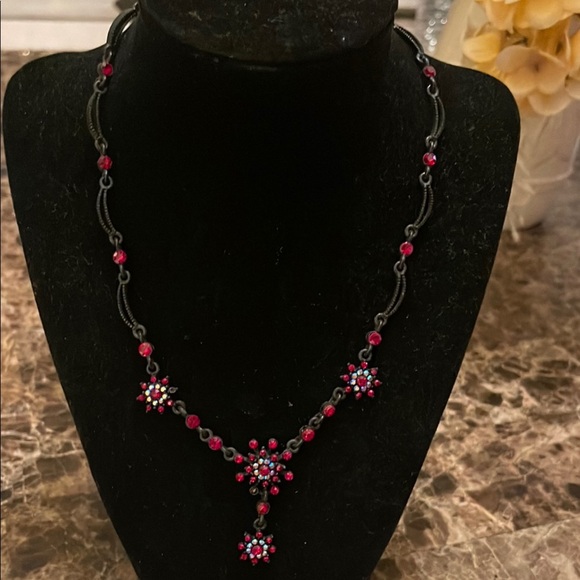 Elegant Black and Red Necklace - Picture 1 of 2